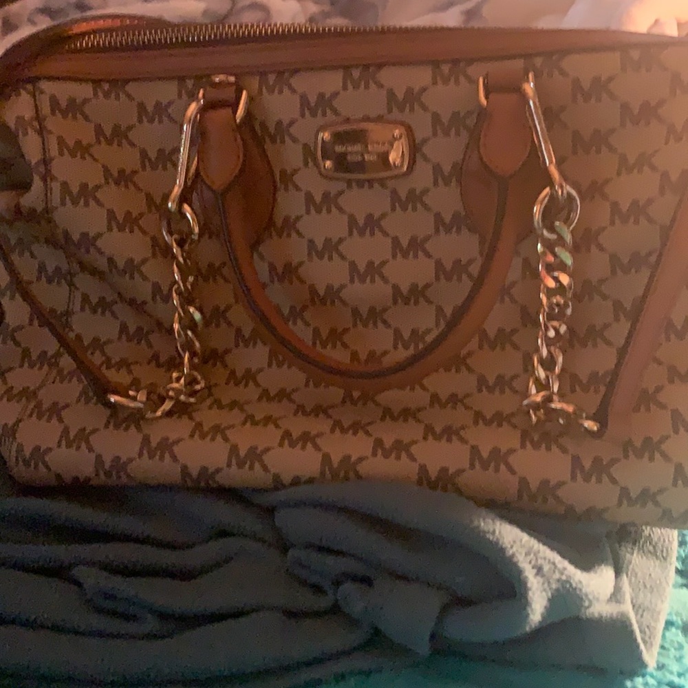 beautiful bag hardly used. cross body strap can be removed use as a reg handbag